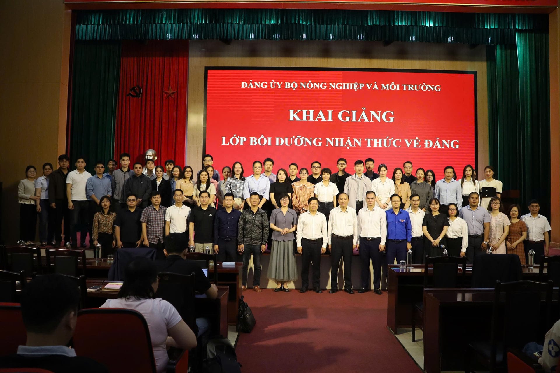 Thứ trưởng Phùng Đức Tiến và các đại biểu, học viên là những quần chúng ưu tú đến từ các Đảng bộ, Chi bộ thuộc Đảng Bộ Nông nghiệp và Môi trường. Ảnh: Phương Linh