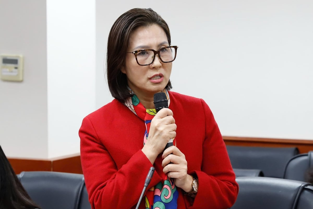 Bà Nguyễn Thị Hoàng Yến, Phó Cục trưởng Cục Kinh tế hợp tác và Phát triển nông thôn, mong muốn tiếp tục đồng hành cùng Báo trong công tác tuyên truyền giảm nghèo, phát triển sinh kế, đào tạo nông dân chuyên nghiệp, nông dân số. Ảnh: Tùng Đinh. Bà Nguyễn Thị Hoàng Yến, Phó Cục trưởng Cục Kinh tế hợp tác và Phát triển nông thôn, mong muốn tiếp tục đồng hành cùng Báo trong công tác tuyên truyền giảm nghèo, phát triển sinh kế, đào tạo nông dân chuyên nghiệp, nông dân số. Ảnh: Tùng Đinh.