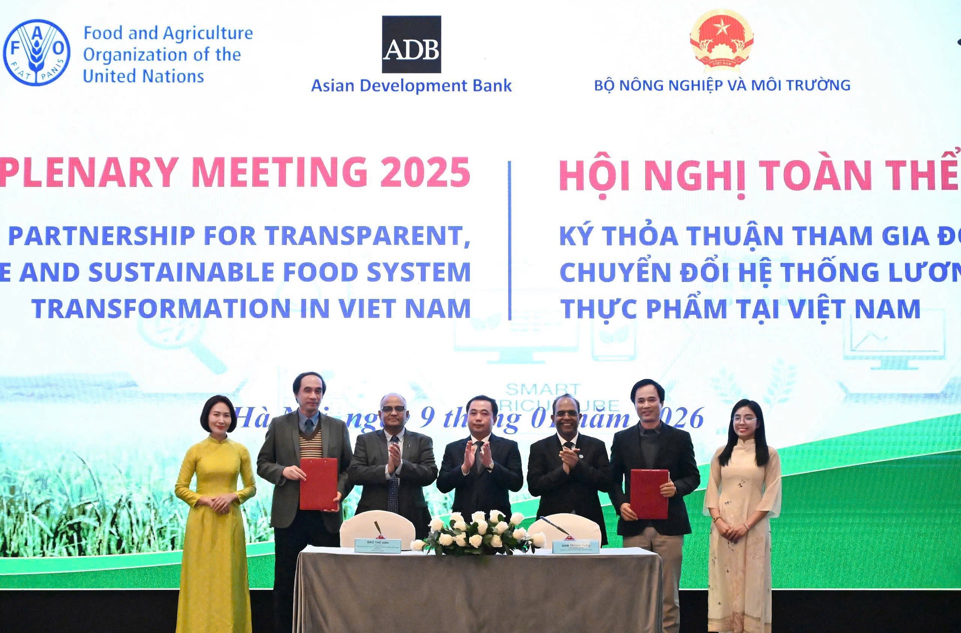 Bộ trưởng Trần Đức Thắng c&ugrave;ng c&aacute;c đại biểu đồng chủ tr&igrave; chứng kiến lễ k&yacute; tham gia Nh&oacute;m Đối t&aacute;c FST Việt Nam của Hội Khoa Học Ph&aacute;t Triển N&ocirc;ng Th&ocirc;n Việt Nam (PHANO) v&agrave; tổ chức Rikolto. Ảnh: Kiều Chi.