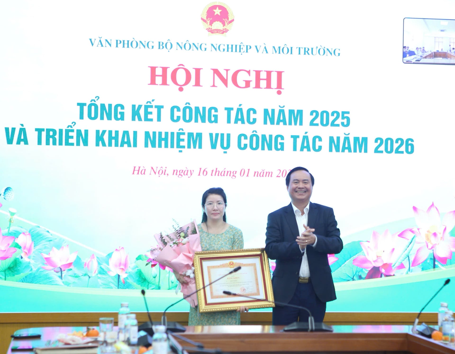 Thừa ủy quyền của Thủ tướng Ch&iacute;nh phủ, Thứ trưởng V&otilde; Văn Hưng trao Bằng khen của Thủ tướng Ch&iacute;nh phủ cho b&agrave; Phạm Thị Huế, Chuy&ecirc;n vi&ecirc;n Ph&ograve;ng Kiểm so&aacute;t thủ tục h&agrave;nh ch&iacute;nh. Ảnh: Nguyễn Thủy.