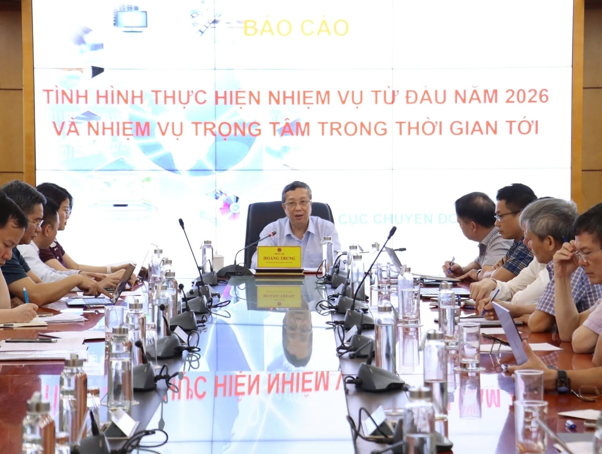 Thứ trưởng Hoàng Trung chủ trì cuộc họp với Cục Chuyển đổi số. Ảnh: Nguyễn Thủy.