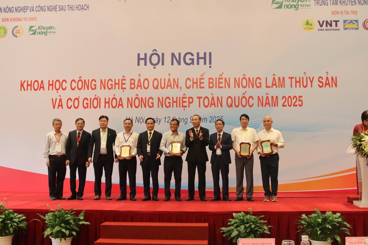 Thứ trưởng Phùng Đức Tiến trao bảng vàng, bạc, đồng vinh danh các nhà tài trợ. Ảnh: Linh Linh.