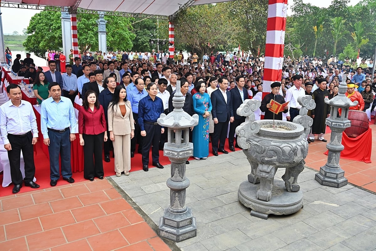 Phó Chủ tịch Quốc hội Nguyễn Thị Thanh, Thứ trưởng Thường trực Trịnh Việt Hùng, Thứ trưởng Nguyễn Quốc Trị cùng lãnh đạo tỉnh Bắc Ninh thắp hương tại Đền thờ vua Lý Thái Tông, phường Yên Dũng. Ảnh: Bảo Thắng. Phó Chủ tịch Quốc hội Nguyễn Thị Thanh, Thứ trưởng Thường trực Trịnh Việt Hùng, Thứ trưởng Nguyễn Quốc Trị cùng lãnh đạo tỉnh Bắc Ninh thắp hương tại Đền thờ vua Lý Thái Tông, phường Yên Dũng. Ảnh: Bảo Thắng.