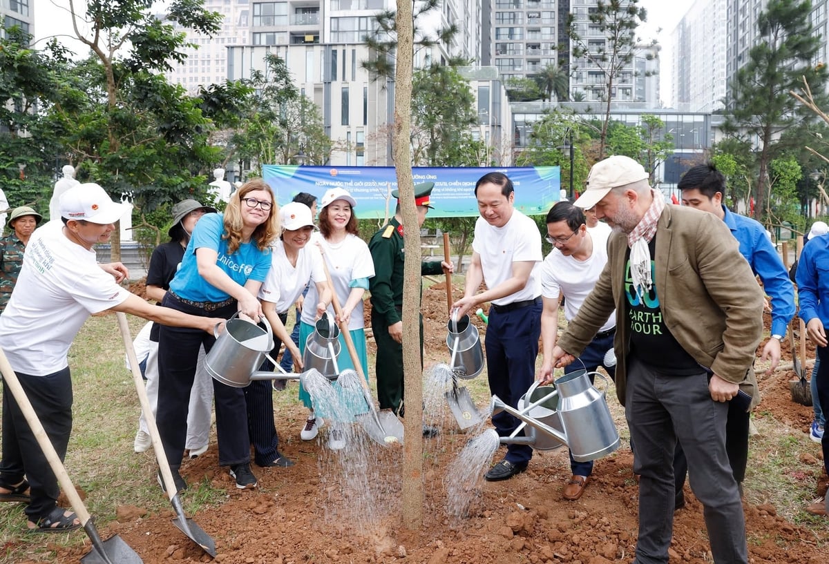 Lãnh đạo Bộ Nông nghiệp và Môi trường, UNICEF và WWF Việt Nam trồng cây hưởng ứng chiến dịch Giờ Trái đất 2026. Ảnh: Khương Trung. Lãnh đạo Bộ Nông nghiệp và Môi trường, UNICEF và WWF Việt Nam trồng cây hưởng ứng chiến dịch Giờ Trái đất 2026. Ảnh: Khương Trung.