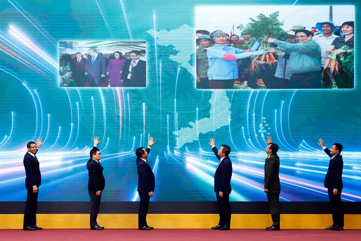 Bộ trưởng Trần Đức Thắng, Tổng Gi&aacute;m đốc Đ&agrave;i Truyền h&igrave;nh Việt Nam Nguyễn Thanh L&acirc;m v&agrave; c&aacute;c đại biểu tiến h&agrave;nh nghi thức ra mắt Hệ thống truy xuất nguồn gốc n&ocirc;ng sản Việt Nam. Ảnh: Khương Trung.