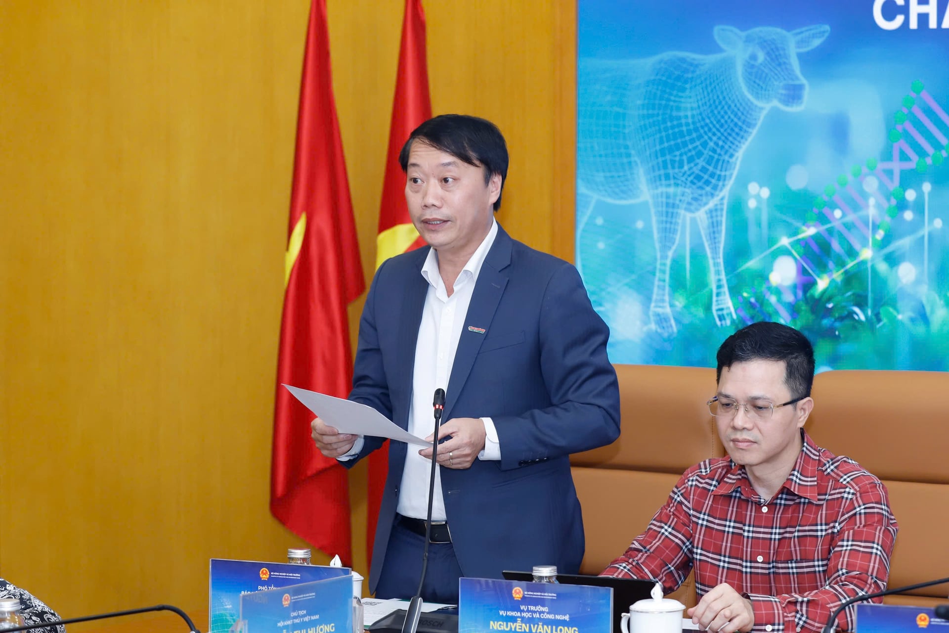 Ông Lê Trọng Đảm, Phó Tổng Biên tập Báo Nông nghiệp và Môi trường cho biết, một điểm nhấn quan trọng của hội nghị năm nay là khu triển lãm khoa học công nghệ với khoảng 20 gian hàng, trưng bày các thành tựu, sản phẩm và giải pháp mới của ngành chăn nuôi và thú y. Ảnh: Khương Trung.