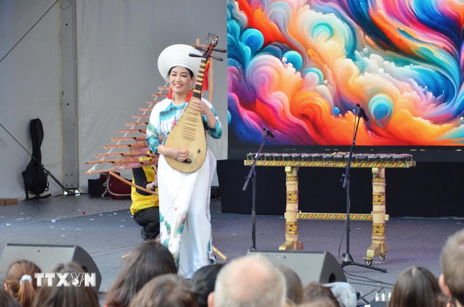 Đưa văn h&oacute;a trở th&agrave;nh một trong những trụ cột ph&aacute;t triển bền vững của đất nước - Ảnh 2.