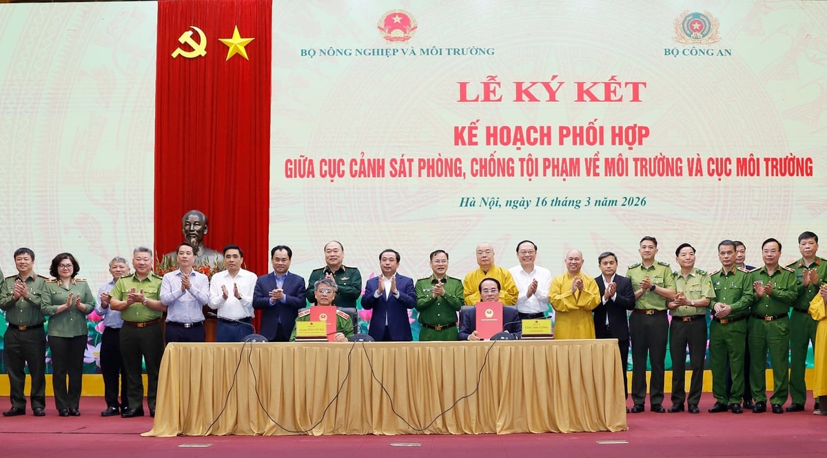 Cục Cảnh sát phòng, chống tội phạm về môi trường (C05, Bộ Công an) và Cục Môi trường (Bộ Nông nghiệp và Môi trường) ký kế hoạch phối hợp về kiểm tra, xử lý tội phạm và các hành vi vi phạm pháp luật về bảo vệ môi trường. Ảnh: Khương Trung.