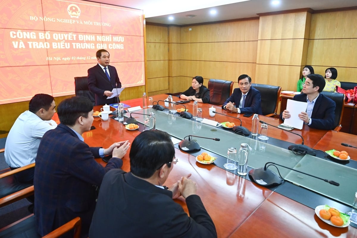 Bộ trưởng Trần Đức Thắng ghi nhận và đánh giá cao những cống hiến, đóng góp của đồng chí Trần Quý Kiên cho Bộ Nông nghiệp và Môi trường nói riêng và ngành Nông nghiệp và Môi trường nói chung. Ảnh: Tùng Đinh.