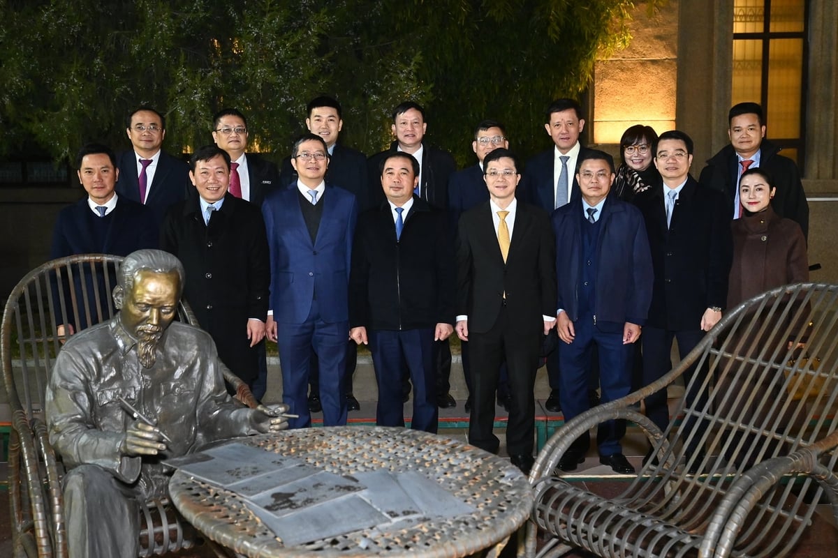 Đoàn công tác của Bộ Nông nghiệp và Môi trường chụp ảnh cùng Đại sứ Phạm Thanh Bình bên Tượng Bác Hồ làm việc trong khuôn viên Đại sứ quán Việt Nam ở Bắc Kinh ngay sau khi đến Trung Quốc vào chiều tối 26/11. Ảnh: Tùng Đinh. Đoàn công tác của Bộ Nông nghiệp và Môi trường chụp ảnh cùng Đại sứ Phạm Thanh Bình bên Tượng Bác Hồ làm việc trong khuôn viên Đại sứ quán Việt Nam ở Bắc Kinh ngay sau khi đến Trung Quốc vào chiều tối 26/11. Ảnh: Tùng Đinh.