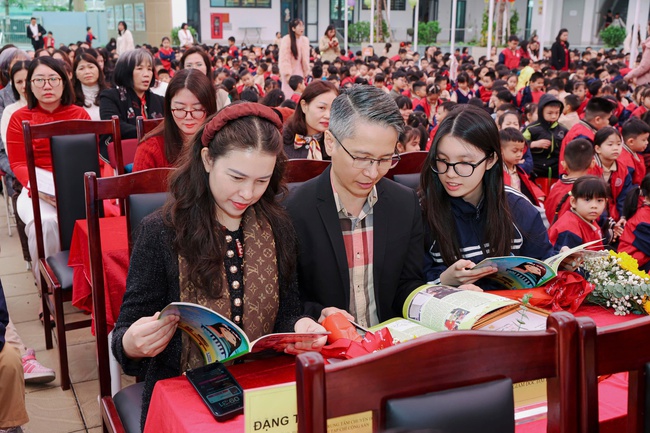 Gạch nối ba thế hệ trên “Chuyến tàu yêu thương - Mang sách đến trường" - Ảnh 8.