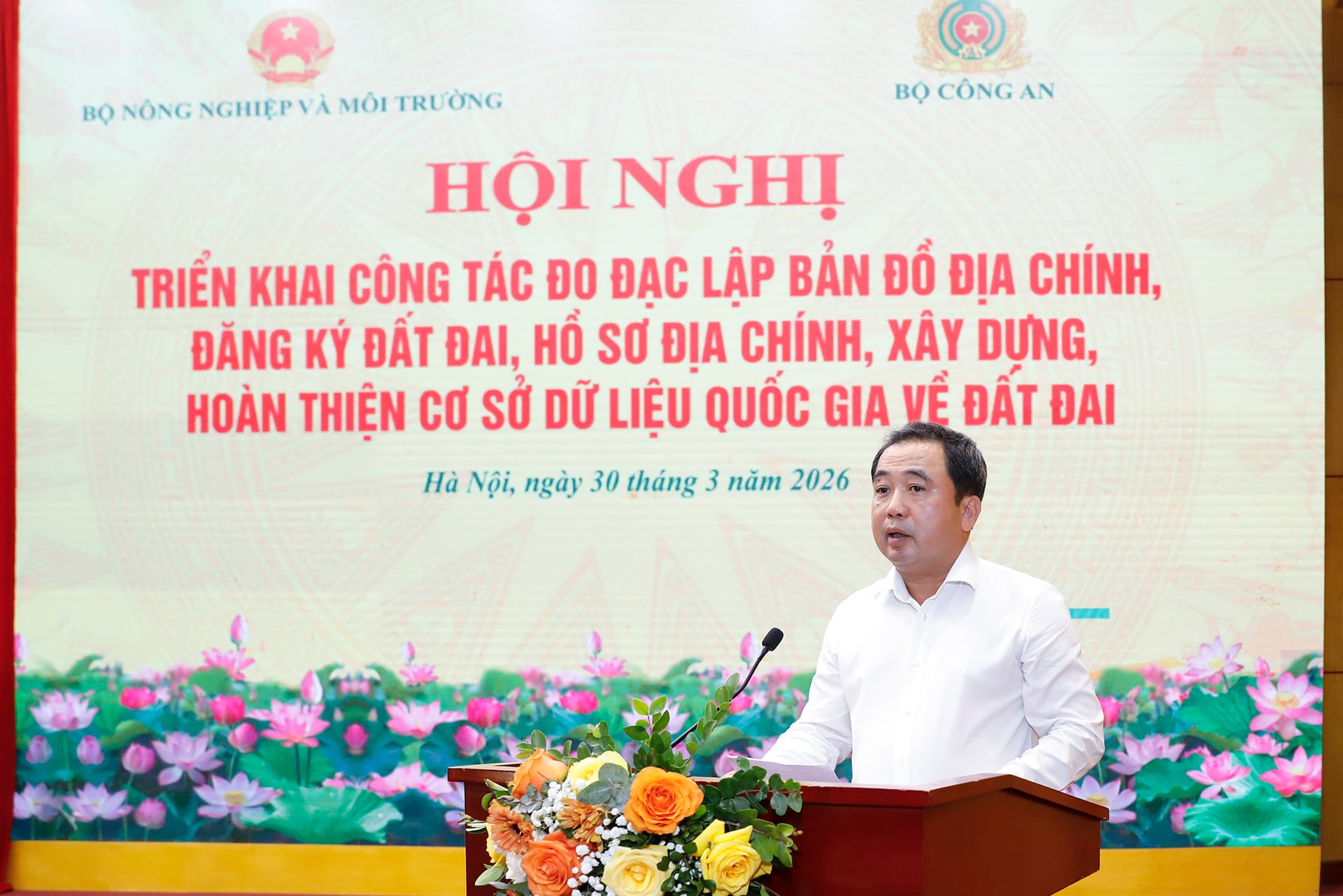 Bộ trưởng Trần Đức Thắng nhấn mạnh việc xây dựng, hoàn thiện cơ sở dữ liệu quốc gia về đất đai không chỉ là nhiệm vụ chuyên môn mà còn là nhiệm vụ chính trị trọng tâm, thể hiện quyết tâm của các bộ, ngành, địa phương trong triển khai các nghị quyết về chuyển đổi số. Ảnh: Khương Trung. Bộ trưởng Trần Đức Thắng nhấn mạnh việc xây dựng, hoàn thiện cơ sở dữ liệu quốc gia về đất đai không chỉ là nhiệm vụ chuyên môn mà còn là nhiệm vụ chính trị trọng tâm, thể hiện quyết tâm của các bộ, ngành, địa phương trong triển khai các nghị quyết về chuyển đổi số. Ảnh: Khương Trung.