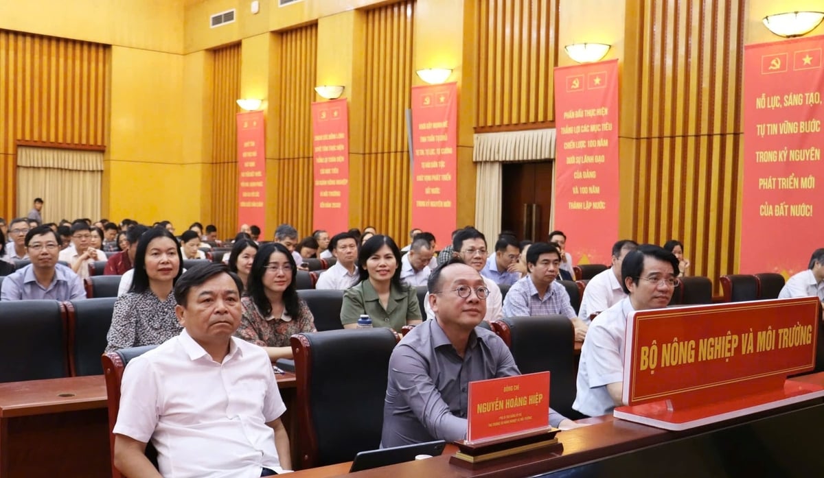 Phó Bí thư Thường trực Đảng ủy, Thứ trưởng Nguyễn Hoàng Hiệp chủ trì Hội nghị tại điểm cầu trực tuyến của Đảng ủy Bộ Nông nghiệp và Môi trường. Ảnh: Nguyễn Thủy. Phó Bí thư Thường trực Đảng ủy, Thứ trưởng Nguyễn Hoàng Hiệp chủ trì Hội nghị tại điểm cầu trực tuyến của Đảng ủy Bộ Nông nghiệp và Môi trường. Ảnh: Nguyễn Thủy.