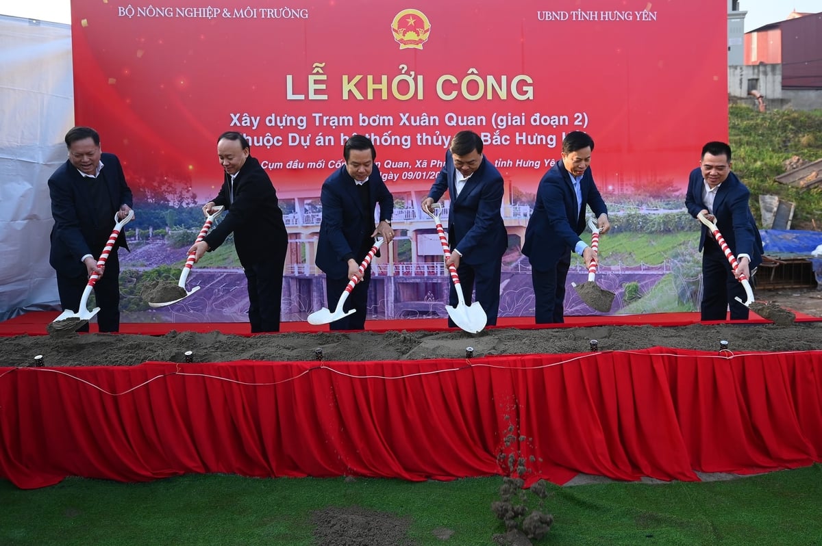 C&aacute;c đại biểu thực hiện nghi thức khởi c&ocirc;ng. Ảnh: T&ugrave;ng Đinh.