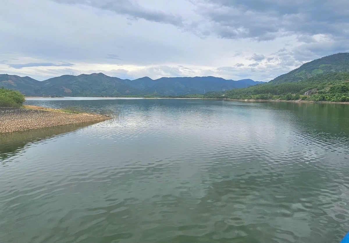 Thứ trưởng y&ecirc;u cầu Cục Quản l&yacute; t&agrave;i nguy&ecirc;n nước đặt trọng t&acirc;m v&agrave;o việc đẩy nhanh x&acirc;y dựng hệ thống cơ sở dữ liệu chung về t&agrave;i nguy&ecirc;n nước. Ảnh: Minh Anh.