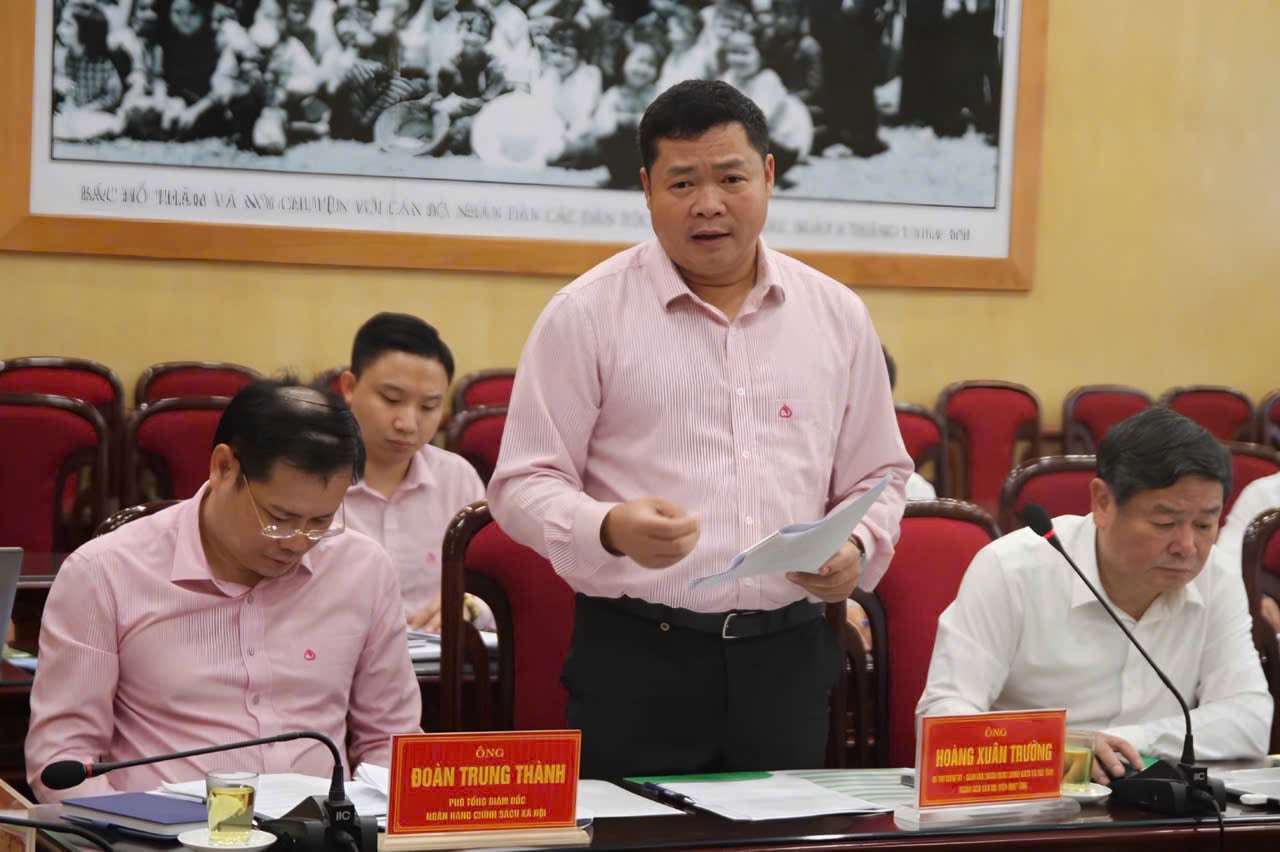 Ông Hoàng Xuân Trường, Giám đốc Chi nhánh Ngân hàng Chính sách xã hội tỉnh Sơn La báo cáo tại buổi làm việc. Ảnh: Nguyễn Nga. Ông Hoàng Xuân Trường, Giám đốc Chi nhánh Ngân hàng Chính sách xã hội tỉnh Sơn La báo cáo tại buổi làm việc. Ảnh: Nguyễn Nga.