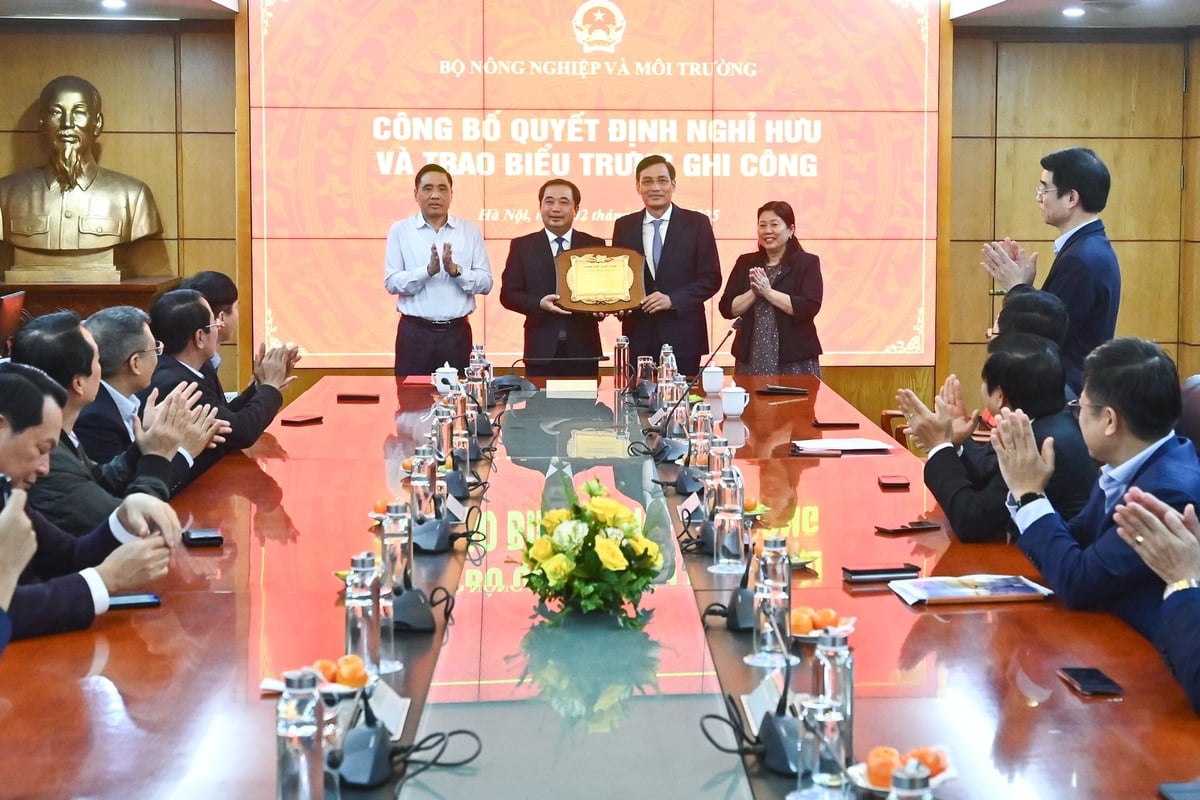 Bộ trưởng Trần Đức Thắng, Thứ trưởng Nguyễn Thị Phương Hoa, Thứ trưởng Nguyễn Quốc Trị trao biểu trưng ghi công của Bộ Nông nghiệp và Môi trường tới Thứ trưởng Trần Quý Kiên. Ảnh: Tùng Đinh.