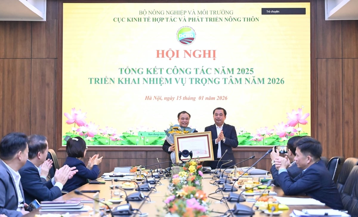 Bộ trưởng Trần Đức Thắng thừa quyền trao tặng Bằng khen Thủ tướng Ch&iacute;nh phủ cho Cục trưởng Cục KTHT - PTNT L&ecirc; Đức Thịnh. Ảnh: Kiều Chi.