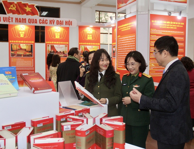 Ảnh: Triển l&atilde;m 800 tư liệu &ldquo;Đảng Cộng sản Việt Nam qua c&aacute;c kỳ Đại hội&rdquo; ch&agrave;o mừng th&agrave;nh c&ocirc;ng Đại hội lần thứ XIV của Đảng - Ảnh 6.