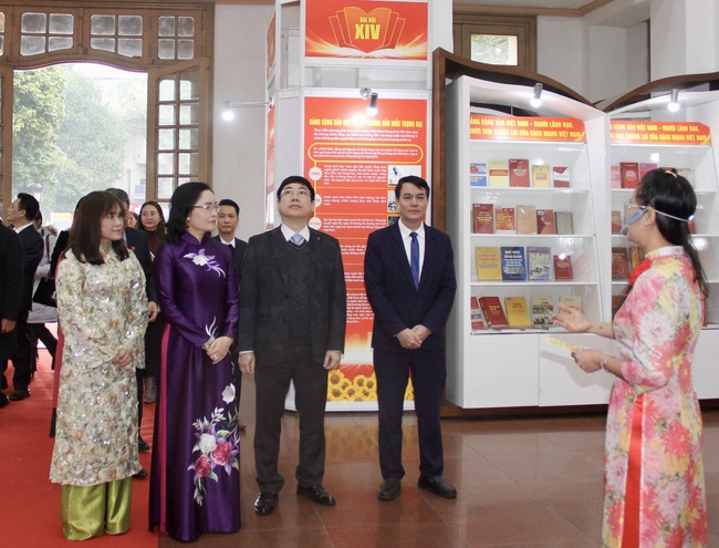 Khai mạc Triển lãm tư liệu “Đảng Cộng sản Việt Nam qua các kỳ Đại hội” - Ảnh 4. Khai mạc Triển lãm tư liệu “Đảng Cộng sản Việt Nam qua các kỳ Đại hội” - Ảnh 4.