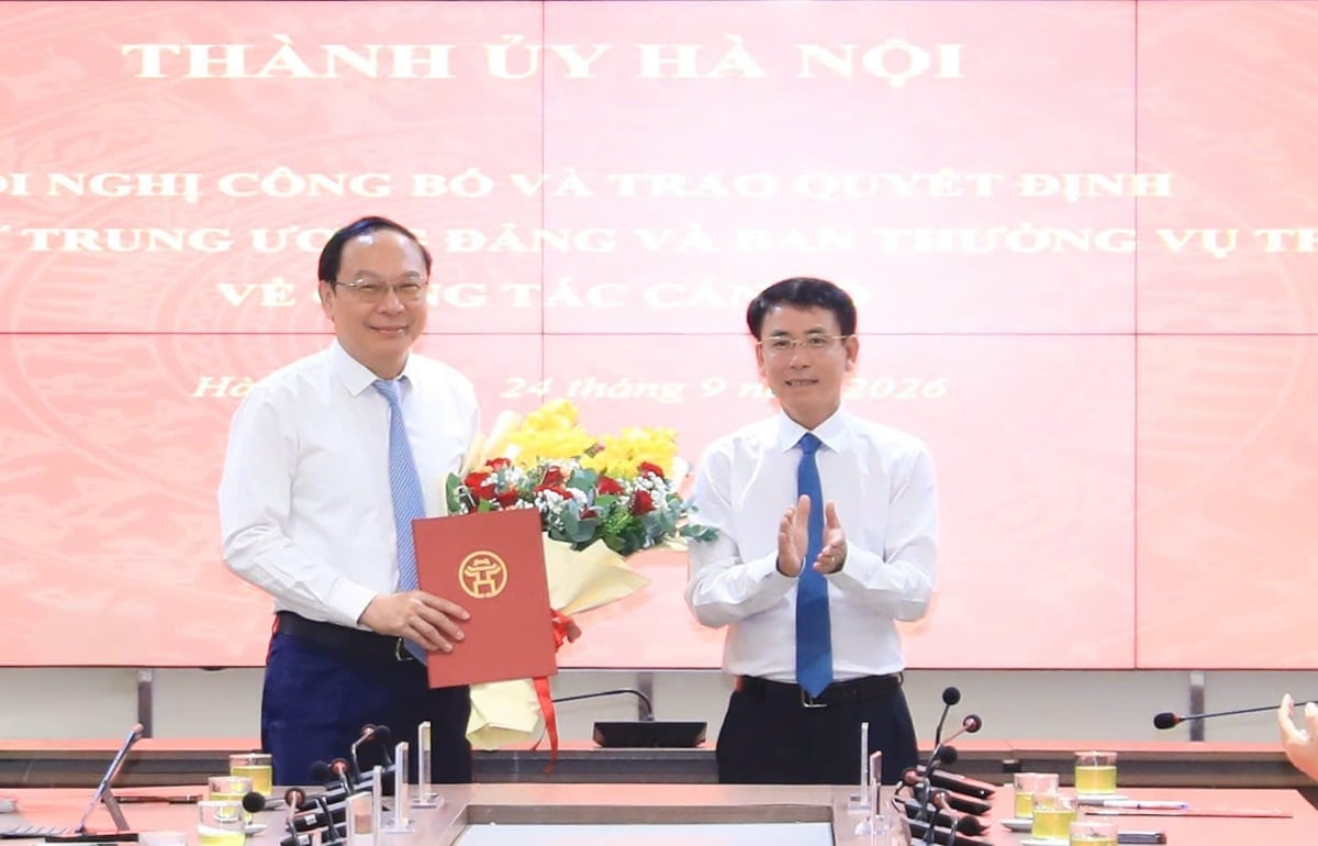 Phó Bí thư Thường trực Thành ủy Hà Nội Nguyễn Trọng Đông trao Quyết định của Ban Bí thư Trung ương Đảng về công tác cán bộ cho đồng chí Lê Công Thành. Ảnh: Quang Thái. Phó Bí thư Thường trực Thành ủy Hà Nội Nguyễn Trọng Đông trao Quyết định của Ban Bí thư Trung ương Đảng về công tác cán bộ cho đồng chí Lê Công Thành. Ảnh: Quang Thái.