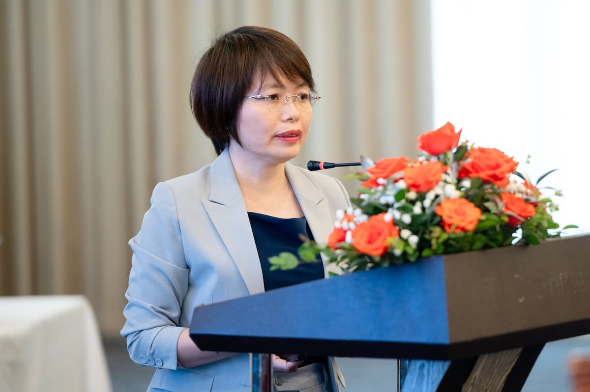 Bà Đỗ Thị Thu Phương, Tập đoàn Công nghiệp Năng lượng Quốc gia Việt Nam tham luận tại hội thảo. Ảnh: Phạm Thắng.