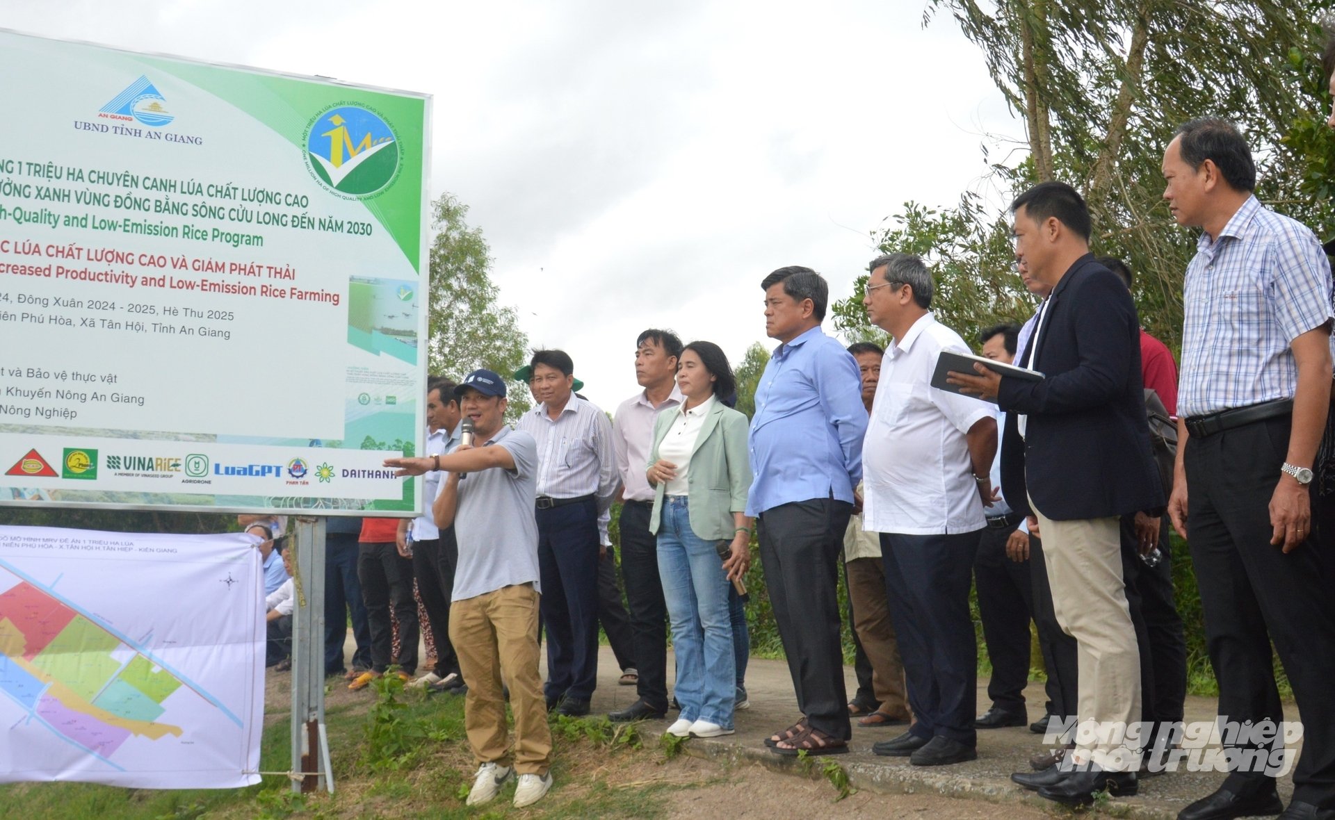 Đoàn công tác của Bộ Nông nghiệp và Môi trường do Thứ trưởng Trần Thanh Nam dẫn đầu tham quan thực tế và đánh giá hiệu quả về ứng dụng công nghệ thực hành ướt khô xen kẽ (AWD) tại xã Tân Hội, tỉnh An Giang. Ảnh: Trung Chánh. Đoàn công tác của Bộ Nông nghiệp và Môi trường do Thứ trưởng Trần Thanh Nam dẫn đầu tham quan thực tế và đánh giá hiệu quả về ứng dụng công nghệ thực hành ướt khô xen kẽ (AWD) tại xã Tân Hội, tỉnh An Giang. Ảnh: Trung Chánh.