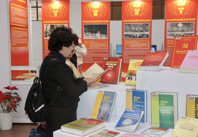 Ảnh: Triển l&atilde;m 800 tư liệu &ldquo;Đảng Cộng sản Việt Nam qua c&aacute;c kỳ Đại hội&rdquo; ch&agrave;o mừng th&agrave;nh c&ocirc;ng Đại hội lần thứ XIV của Đảng - Ảnh 10.