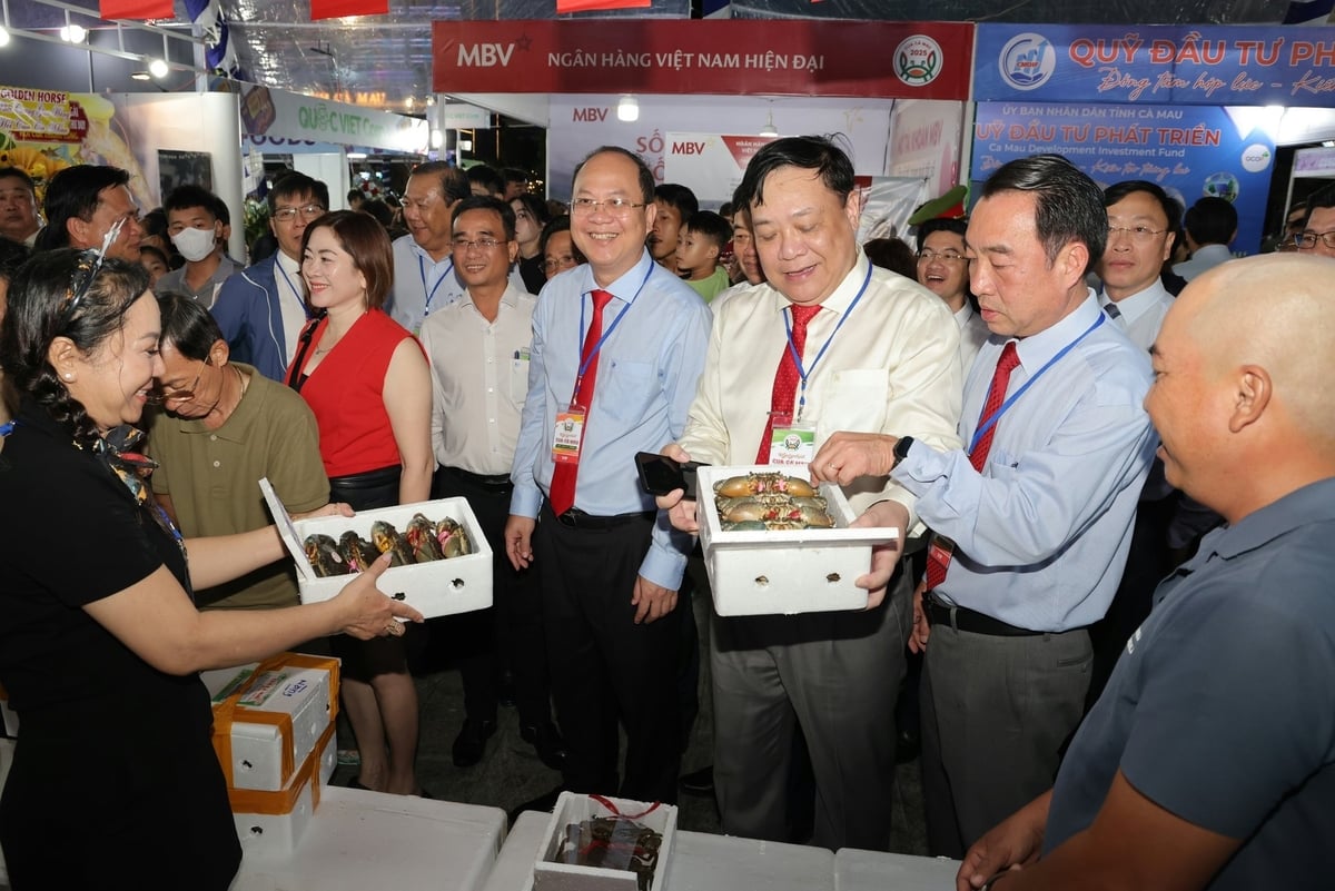 Bí thư Tỉnh ủy Cà Mau Nguyễn Hồ Hải (thứ 4 bên phải sang) và Chủ tịch UBND tỉnh Cà Mau Phạm Thạnh Ngại (thứ 3 bên phải sang) tham quan các gian hàng triển lãm. Ảnh: Phạm Trung. Bí thư Tỉnh ủy Cà Mau Nguyễn Hồ Hải (thứ 4 bên phải sang) và Chủ tịch UBND tỉnh Cà Mau Phạm Thạnh Ngại (thứ 3 bên phải sang) tham quan các gian hàng triển lãm. Ảnh: Phạm Trung.