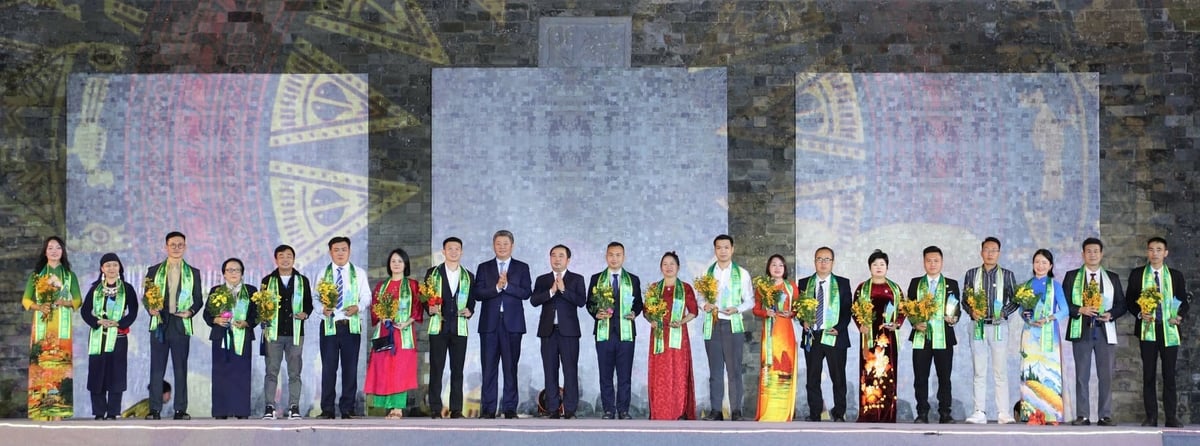 Ban tổ chức t&ocirc;n vinh, biểu dương 22 chủ thể OCOP quốc gia ti&ecirc;u biểu nhất. Ảnh: Nguyễn Thủy.