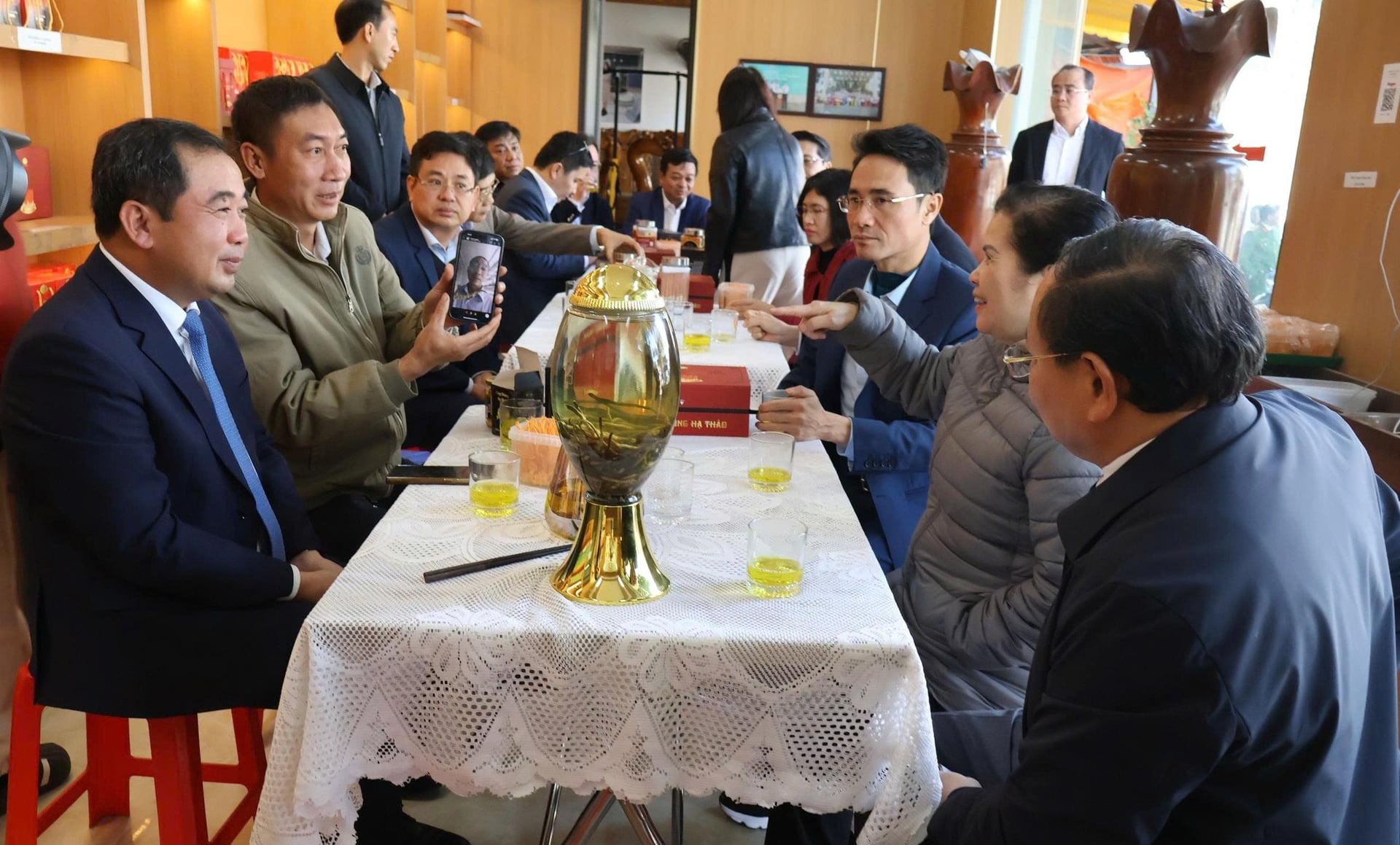 Bộ trưởng Trần Đức Thắng cùng đoàn công tác của Bộ và Tỉnh ủy Lai Châu tới thăm các mô hình kinh tế nông nghiệp. Ảnh: Đức Bình.