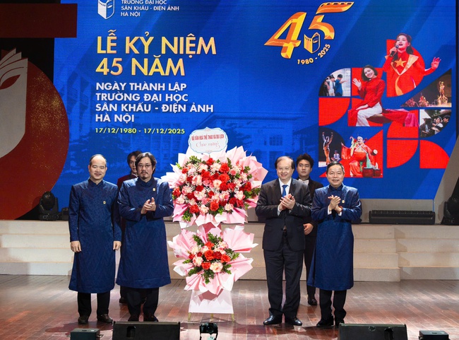  Thứ trưởng Bộ VHTTDL Tạ Quang Đông dự Lễ kỷ niệm 45 năm thành lập Trường Đại học Sân khấu – Điện ảnh Hà Nội  - Ảnh 2.