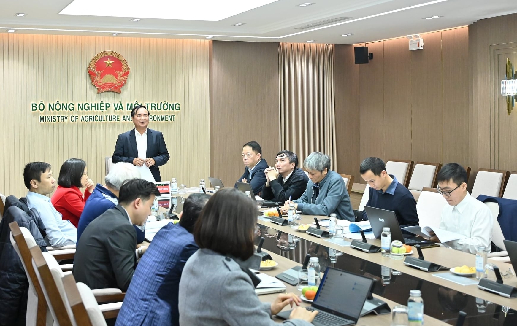 Cuộc họp có sự tham dự của các đơn vị: Vụ Kế hoạch tài chính, Cục Chuyển đổi số (Bộ NN-MT), Cục Chuyển đổi số quốc gia (Bộ KHCN), Trung tâm Dữ liệu quốc gia (Bộ Công an), Hội tin học Việt Nam. Ảnh: Kiều Chi. Cuộc họp có sự tham dự của các đơn vị: Vụ Kế hoạch tài chính, Cục Chuyển đổi số (Bộ NN-MT), Cục Chuyển đổi số quốc gia (Bộ KHCN), Trung tâm Dữ liệu quốc gia (Bộ Công an), Hội tin học Việt Nam. Ảnh: Kiều Chi.