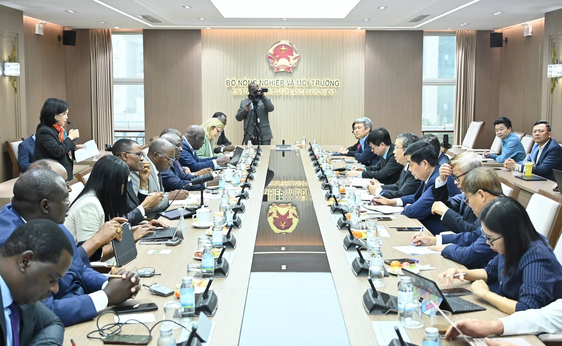 Đoàn công tác hai Bộ trưởng của Zambia đến thăm và trao đổi với Bộ Nông nghiệp và Môi trường sáng 9/3. Ảnh: Kiều Chi.