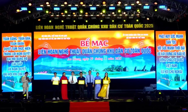 Liên hoan Nghệ thuật quần chúng Khu dân cư toàn quốc 2025: Nghệ sĩ biểu diễn bằng cả trái tim - Ảnh 2. Liên hoan Nghệ thuật quần chúng Khu dân cư toàn quốc 2025: Nghệ sĩ biểu diễn bằng cả trái tim - Ảnh 2.