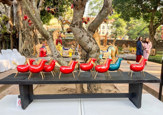 &ldquo;Ngựa về phố&rdquo;: sắc xu&acirc;n B&iacute;nh Ngọ trong kh&ocirc;ng gian Văn Miếu &ndash; Quốc Tử Gi&aacute;m - Ảnh 5.