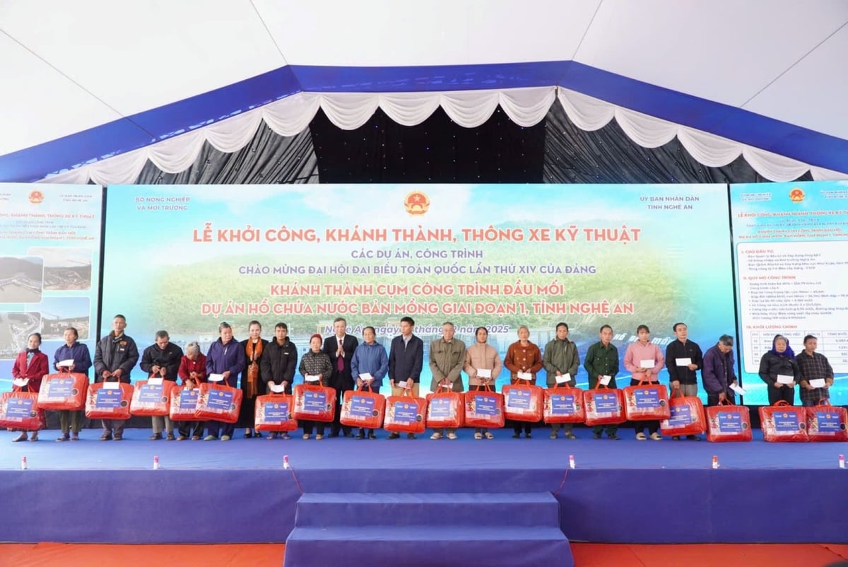 Nhân dịp này, Ban tổ chức tặng quà cho người nghèo tại địa phương. Ảnh: Đình Tiệp.