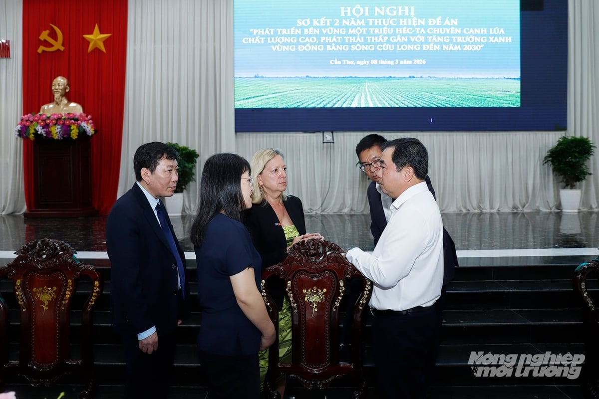 Bộ trưởng Trần Đức Thắng trao đổi với bà Mariam Sherman, Giám đốc Ngân hàng Thế giới tại Việt Nam, Lào và Campuchia bên lề hội nghị. Ảnh: Khương Trung.