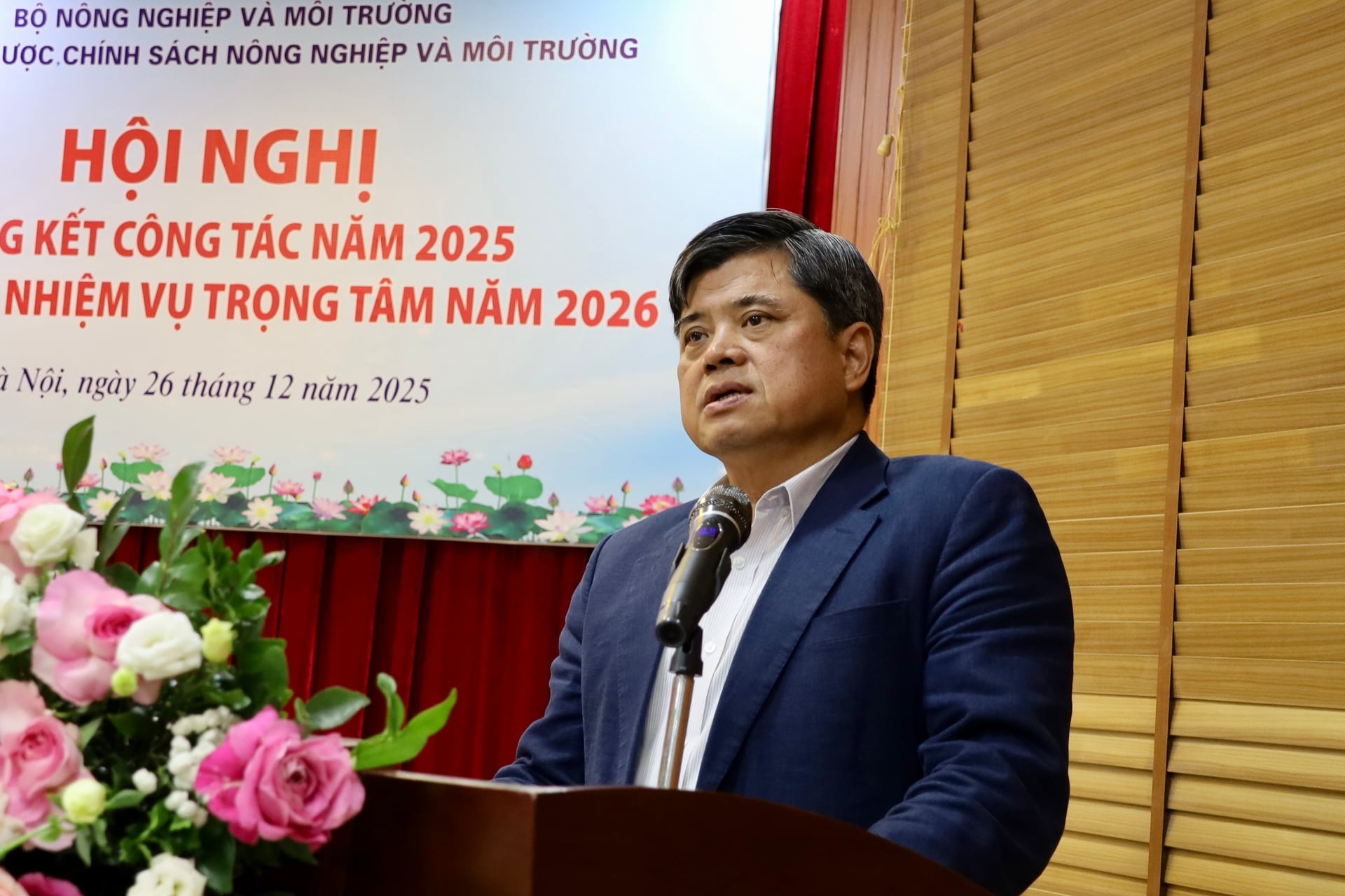 Thứ trưởng Trần Thanh Nam đ&aacute;nh gi&aacute; cao tinh thần cố gắng của tập thể Viện Ch&iacute;nh s&aacute;ch v&agrave; Chiến lược n&ocirc;ng nghiệp v&agrave; m&ocirc;i trường. Ảnh: Phương Linh.