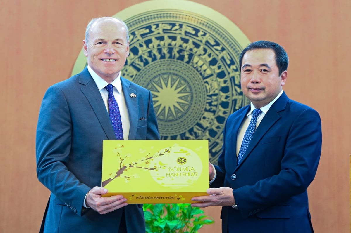 Bộ trưởng Trần Đức Thắng tặng sản phẩm OCOP tới ngài James Nickel. Ảnh: Tùng Đinh.