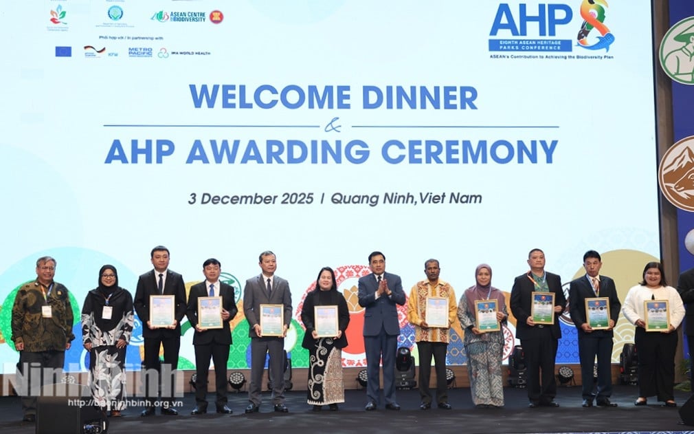 Hội nghị AHP8 đ&atilde; trao giải Vườn di sản ASEAN cho 3 vườn quốc gia, khu bảo tồn Việt Nam, g&oacute;p phần thực hiện Khung Đa dạng sinh học to&agrave;n cầu GBF v&agrave; Kế hoạch Đa dạng sinh học của ASEAN. Ảnh: B&aacute;o Ninh B&igrave;nh.