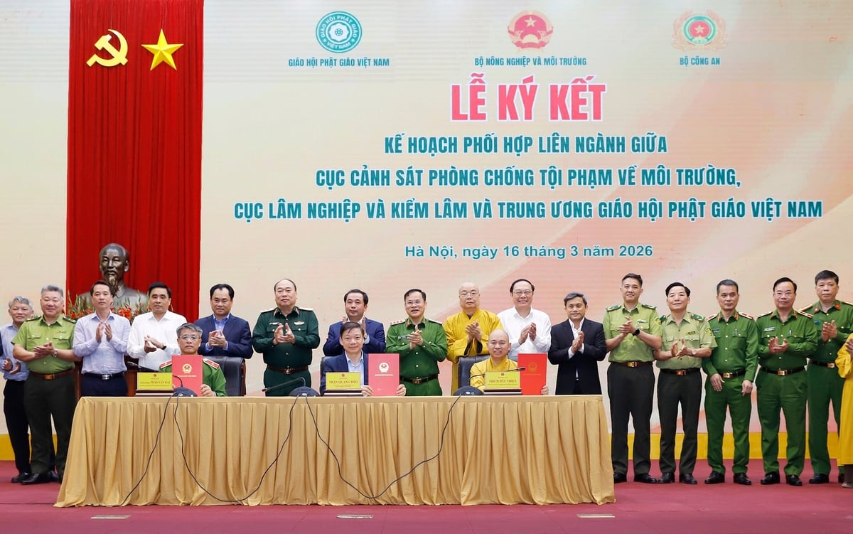 C05 (Bộ Công an), Cục Lâm nghiệp và Kiểm lâm (Bộ Nông nghiệp và Môi trường) cùng Giáo hội Phật giáo Việt Nam ký kết kế hoạch phối hợp tuyên truyền, hướng dẫn tăng ni, phật tử thực hành phóng sinh đúng cách và bảo vệ đa dạng sinh học giai đoạn 2026-2028. Ảnh: Khương Trung.