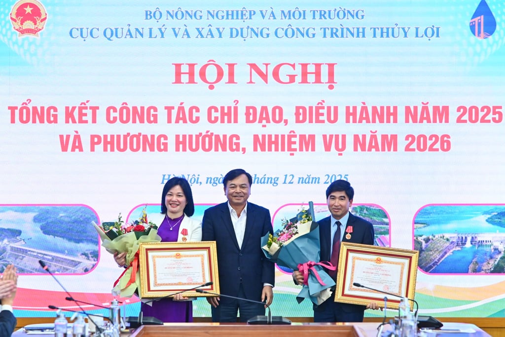 Thứ trưởng Nguyễn Ho&agrave;ng Hiệp trao Hu&acirc;n chương Lao động cho c&aacute;c c&aacute; nh&acirc;n của Cục Quản l&yacute; v&agrave; X&acirc;y dựng c&ocirc;ng tr&igrave;nh thủy lợi. Ảnh: T&ugrave;ng Đinh.