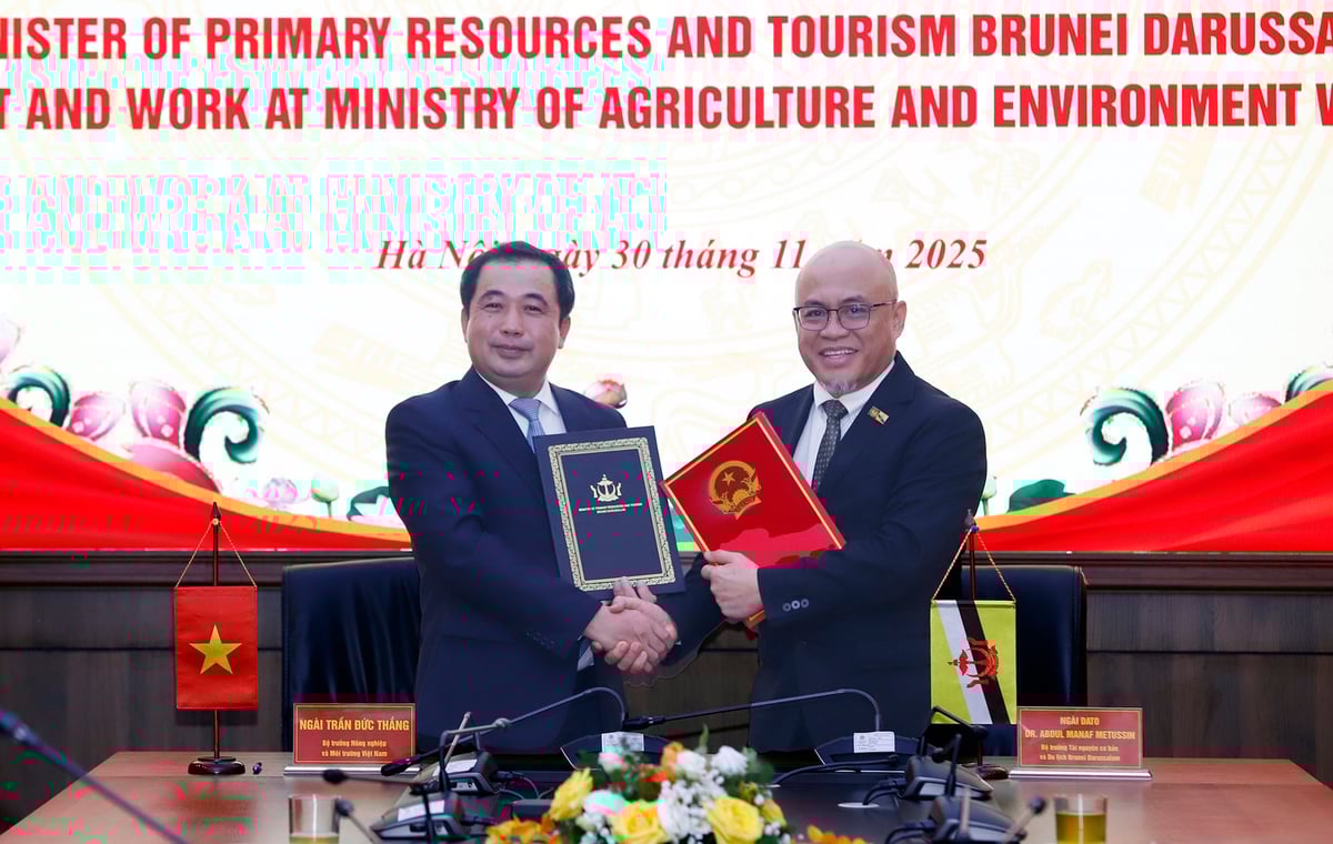 Hai văn kiện được ký là Bản ghi nhớ hợp tác về thủy sản và Bản ghi nhớ về sử dụng đường dây nóng trao đổi thông tin về IUU. Ảnh: Khương Trung. Hai văn kiện được ký là Bản ghi nhớ hợp tác về thủy sản và Bản ghi nhớ về sử dụng đường dây nóng trao đổi thông tin về IUU. Ảnh: Khương Trung.