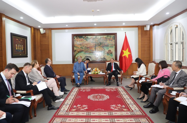 Bộ trưởng Nguyễn Văn H&ugrave;ng tiếp Chủ tịch Hội đồng quản trị Tập đo&agrave;n AFK Sistema của Nga - Ảnh 4.