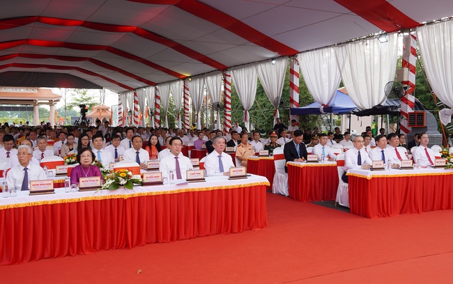 Đồng Tháp đón nhận Bằng xếp hạng Di tích quốc gia đặc biệt mộ cụ Phó bảng Nguyễn Sinh Sắc - Ảnh 2. Đồng Tháp đón nhận Bằng xếp hạng Di tích quốc gia đặc biệt mộ cụ Phó bảng Nguyễn Sinh Sắc - Ảnh 2.