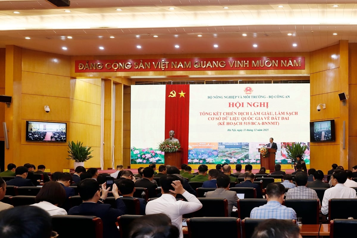 Bộ trưởng Bộ Nông nghiệp và Môi trường Trần Đức Thắng phát biểu tại Hội nghị tổng kết phong trào thi đua 'Làm giàu, làm sạch Cơ sở dữ liệu quốc gia về đất đai'. Ảnh: Khương Trung. Bộ trưởng Bộ Nông nghiệp và Môi trường Trần Đức Thắng phát biểu tại Hội nghị tổng kết phong trào thi đua 'Làm giàu, làm sạch Cơ sở dữ liệu quốc gia về đất đai'. Ảnh: Khương Trung.