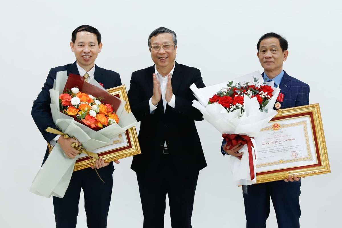 Thứ trưởng Ho&agrave;ng Trung chủ tr&igrave; phần c&ocirc;ng bố quyết định v&agrave; trao tặng Hu&acirc;n chương Lao động, Bằng khen của Thủ tướng cho c&aacute;c c&aacute; nh&acirc;n của VIAEP. Ảnh: T&ugrave;ng Đinh.