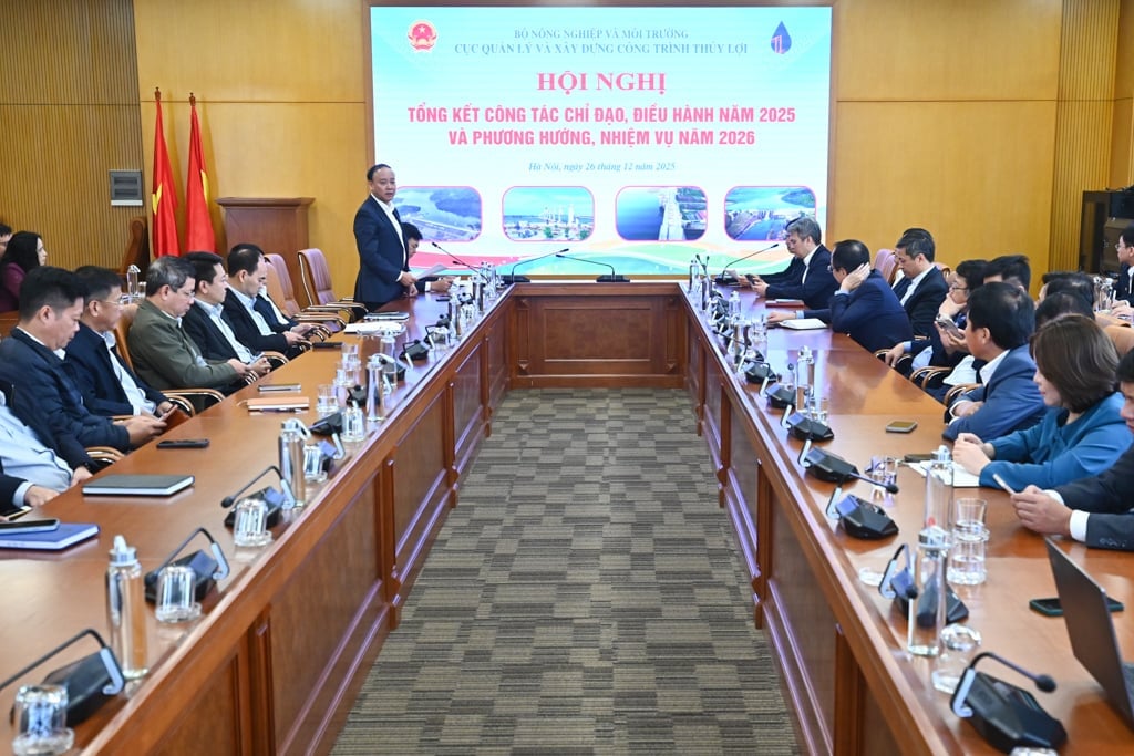 Cục trưởng Cục Quản l&yacute; v&agrave; X&acirc;y dựng c&ocirc;ng tr&igrave;nh thủy lợi Nguyễn T&ugrave;ng Phong b&aacute;o c&aacute;o t&oacute;m tắt về c&ocirc;ng t&aacute;c của Cục với Thứ trưởng Nguyễn Ho&agrave;ng Hiệp. Ảnh: T&ugrave;ng Đinh.