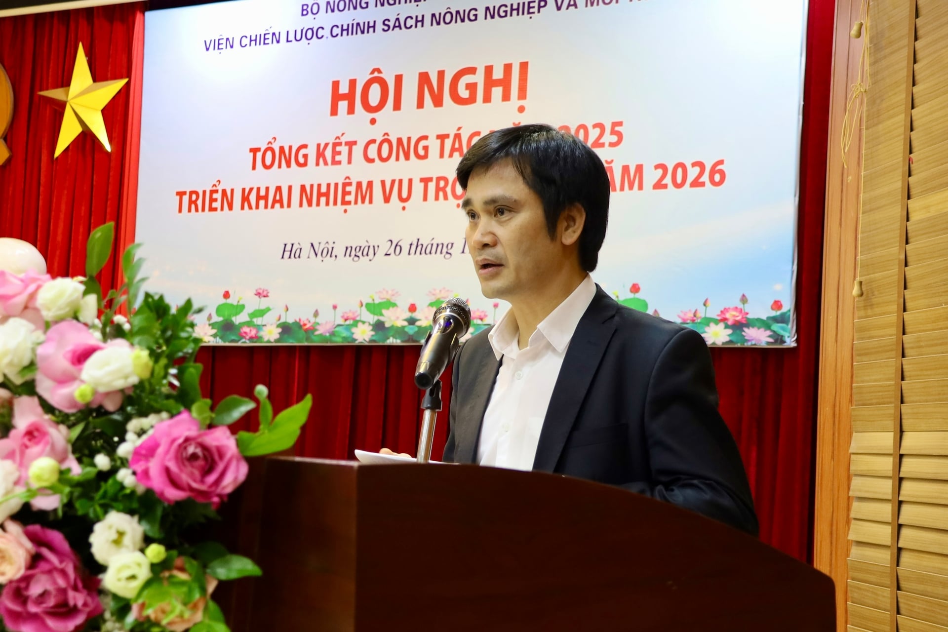 Viện trưởng Trần C&ocirc;ng Thắng b&aacute;o c&aacute;o kết quả c&ocirc;ng t&aacute;c năm 2025 v&agrave; phương hướng năm 2026. Ảnh: Phương Linh.